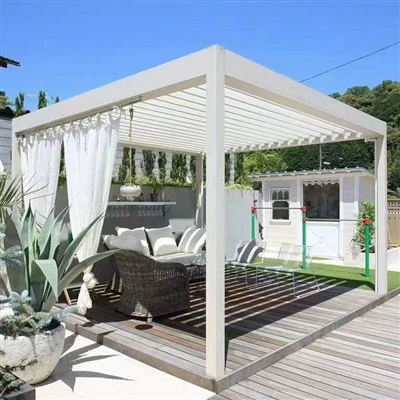 Pergola con struttura in metallo e frangisole elettrico