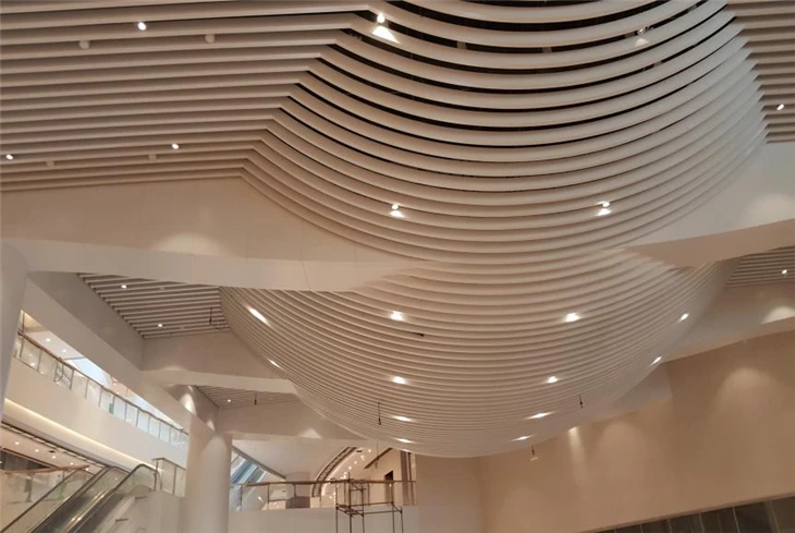 Pannello per soffitto a strisce perforate in alluminio Pannelli solidi da 3,0 mm