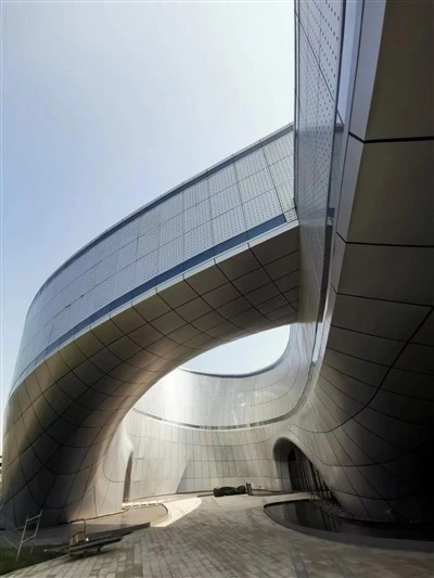 Soffitto in alluminio 2.0mm Impiallacciatura di alluminio con punzonatura irregolare Modellazione della città di Guangzhou Tianhe