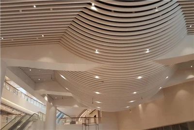 Pannello per soffitto a strisce perforate in alluminio Pannelli solidi da 3,0 mm