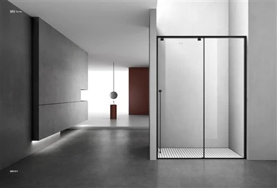 Doccia con porte scorrevoli in acciaio inox